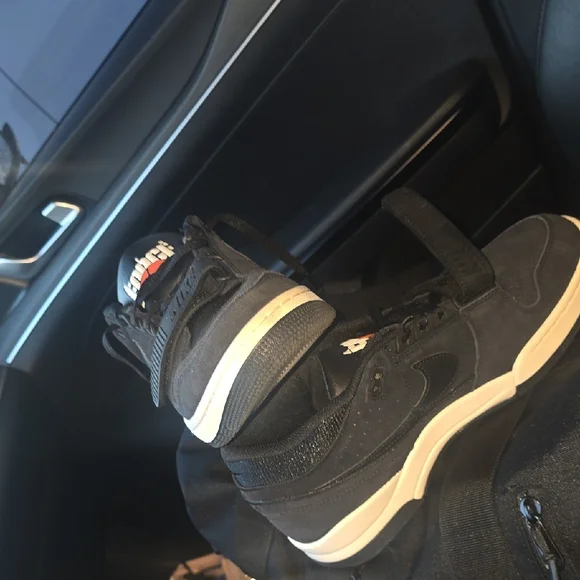 Nike Men's Black and Cream Sneakers - Picture 10 of 10